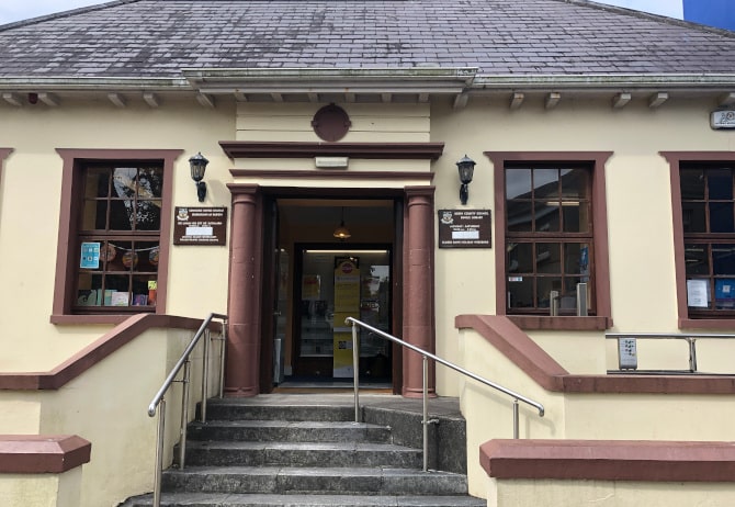 Bibliothèque de Dingle en Irlande