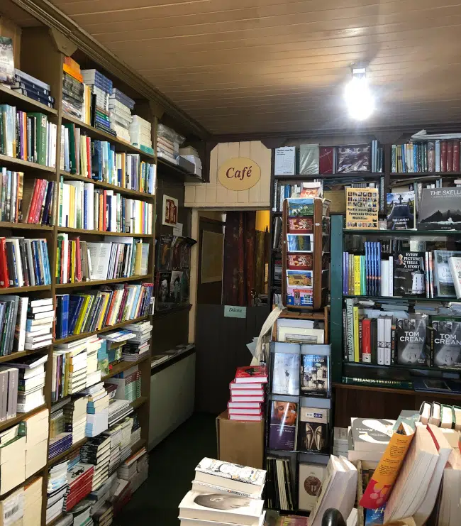 Intérieur de la librairie "An Cafe Liteartha" à Dingle